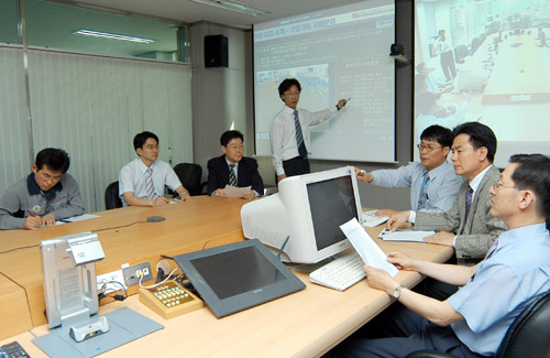 기업의 생산성을 향상시킬 수 있는 자동화기술의 핵심 디지털팩토리를 연구하고 있는 영진전문대 디지털팩토리연구센터의 연구원들이 기업체 직원들과 원격기술지원실에서 회의를 진행하고 있다.