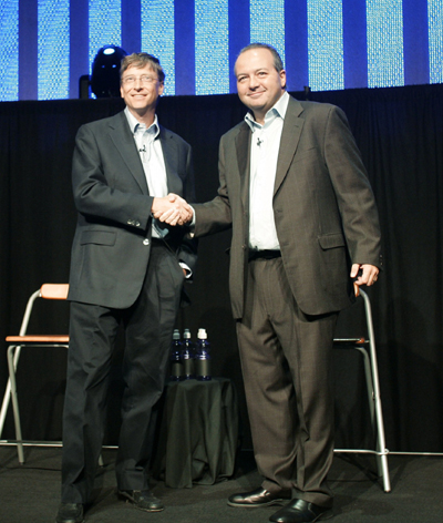 빌 게이츠 마이크로소프트(MS) 회장(왼쪽)과 롭 글레이저 리얼네트웍스 최고경영자(CEO)가 11일(현지시각) 미국 시애틀에서 악수하고 있다. 두 사람은 이날 MS가 리얼네트웍스에 7억6100만달러를 지급하는 조건으로 반독점 소송에 합의했다고 발표했다. (시애틀=AP연합뉴스)