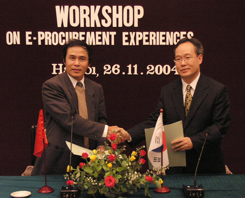 정부 주도 전자정부 수출이 올해 베트남·몽골·파키스탄·우즈베키스탄 등에서 사업 타당성 조사와 차관 신청이 이뤄지면서 더욱 활기를 띠고 있다. 지난해 11월 조달청 한국 대표단이 베트남 계획투자부를 방문한 뒤 양국 간 전자정부 구축협력을 골자로 진행한 조인식 장면.