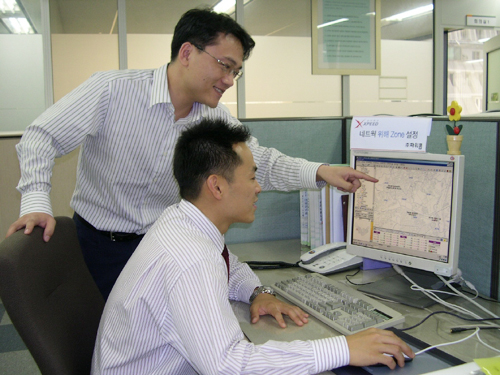 파워콤 직원이 기존에 수집한 자료를 분석해 설정한 ‘네트워크 위해 존’을 사내 설비 관리시스템에 입력하고 있다.