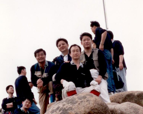 98년 가을 직원들과 함께 관악산 등반 단합대회 당시의 모습으로 필자는 뒷줄 가운데.