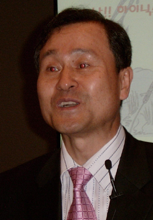 26일 표준협회 주최로 발산동 메이필드호텔에서 열린 ‘제133회 품질경영 최고경영자 세미나’에서는 하이닉스 최진석 전무가 ‘무엇이 하이닉스를 회생시켰나’라는 주제로 강연하고 있다.