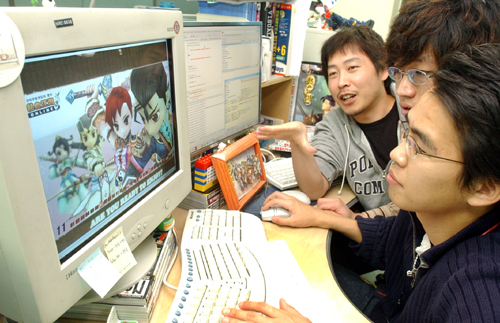 엠게임 리눅스 개발팀이 열혈강호 게임 리눅스용 AI 서버를 실행하고 있다.