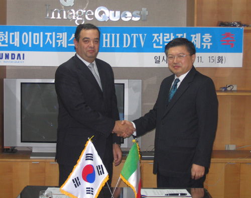현대이미지퀘스트 안병선 사장(오른쪽)이 이탈리아 HII 쥬세페 부첼라 사장과 490억원 규모의 디지털TV 수출 계약을 체결한 뒤 악수하고 있다.