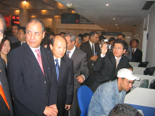 튀니지 정보접근센터를 둘러보고 있는 노준형차관(왼쪽에서 두번째)