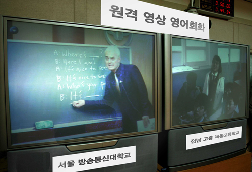 방송통신대 스튜디오에서 외국인 강사가 초고속통신망을 이용, 전남 고흥군 녹동고 학생들에게 원격으로 영어회화를 가르치고 있다. 