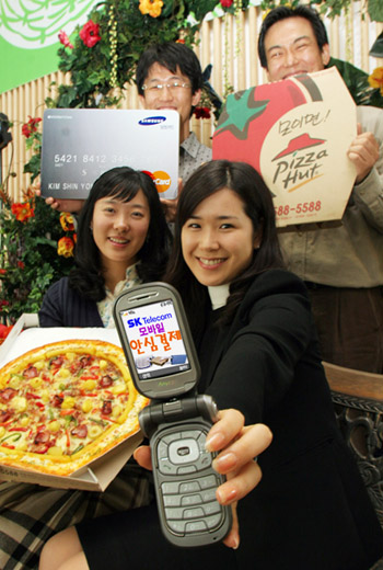 SK텔레콤이 휴대폰 번호만으로 카드결제가 가능한 모바일 안심결제 서비스를 선보였다.  