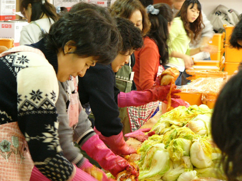 위니아만도 딤채클럽, 불우이웃에 김장 선물