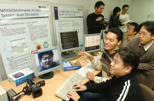 고려대학교 차세대인터넷연구센터에서 DVTS를 이용한 실시간 원격의료 화상회의 시스템에 대한 실험을 하고있다.