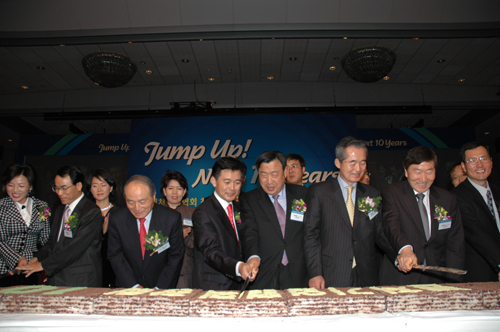 벤처기업협회 창립 10주년 기념행사가 7일 저녁 400여명의 인사가 참여한 가운데 서울 삼성동 코엑스 그랜드볼룸에서 열렸다. 오명 과기부총리(앞줄 왼쪽에서 세번째), 이희범 산자부 장관(〃 다섯번째), 진대제 정통부 장관(〃 두번째), 조현정 벤처기업협회장(〃 네번째) 등이 10주년 축하 떡을 자르고 있다.