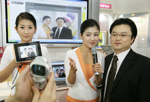 KT가 휴대폰으로 찍은 사진을 디지털액자·컴퓨터·PDP 등에 전송해 보여주는 ‘올팟’ 서비스를 시작한다.