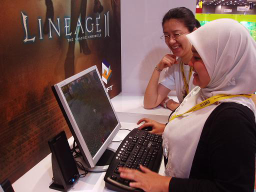 한 말레이시아 여성이 엔씨소프트의 게임을 즐기고 있다.