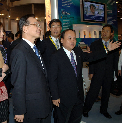 원자바오 중국 총리(왼쪽)가 12일 말레이시아 쿠알라룸푸르컨벤션센터(KLCC)에서 열리고 있는 동아시아비즈니스전시회 2005(EABEX 2005)에 마련된 한국관을 방문, 홍기화 KOTRA 사장(사진 오른쪽)의 안내로 실시간으로 송출되고 있는 DMB를 보고 있다.