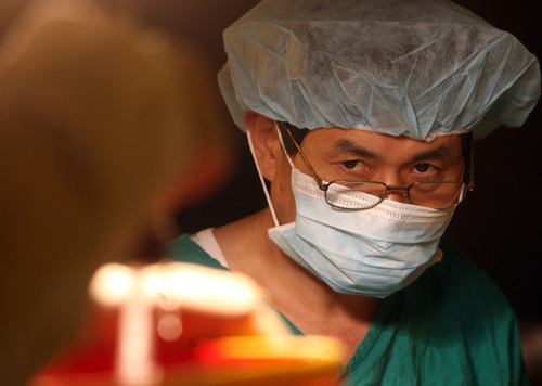 서울대병원을 퇴원한 황우석 서울대 교수가 12일 오후 충남 홍성의 한 돼지 농장에서 무균돼지 체세포 복제란 이식실험을 하고 있다.