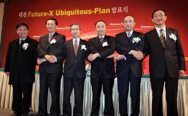 KT, 삼성SDS, LG컨소시엄, 알바트로스 등은 20일 서울프라자호텔에서 도시형 유비쿼터스 시범단지 대전 퓨처렉스 u시티 건설에 관한 양해각서(MOU)를 교환했다. 왼쪽부터 유한원 알바트로스 사장, 윤석호 삼성SDS 부사장, 가재완 퓨처렉스추진위원장, 황연천 KT 부문장, 김병한 LG전자 상무, 이우종 LG CNS 부사장.