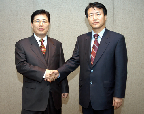 이수용 아이티플러스 사장(오른쪽)과 이화식 엔코아컨설팅 사장이 상호양해각서(MOU) 교환 후 악수하고 있다.