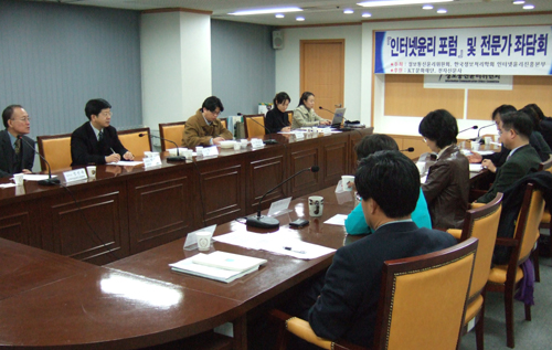 20일 한국정보처리학회 인터넷윤리진흥본부가 개최한 전문가 좌담회에서 참석자들은 인터넷 윤리 교육의 현황과 정착 방안에 대해 다양한 대안을 제시했다.