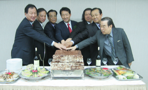 20일 열린 저작권보호센터 이전식 및 저작권 아카데미 개소식에서 박양우 문화관광부 문화산업국장(가운데)과 노태섭 저작권심의조정위원회 위원장(가운데 왼쪽) 등이 기념 케이크를 자르고 있다.