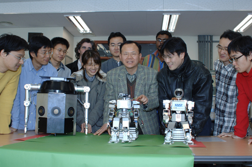 KAIST 지능로봇연구센터 김종환 소장이 연구진을 대상으로 휴머노이드 ‘한사람’의 제작 방향에 대해 설명하고 있다.