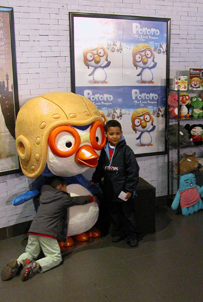 귀여운 한국산 펭귄 ‘뽀로로’가 유럽의 동심을 사로잡았다. 지난달 프랑스 리옹에서 열린 ‘뽀로로 크리스마스 특집극’ 상영회에는 현지 어린이가 대거 몰려들어 높은 인기를 실감케 했다.