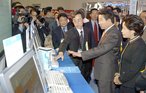 노대통령은 지난 1일  ‘SW 산업 발전 전략보고회’에서 정부의 IT정책에 SW를 포함, 적극 육성해 나갈 것이라고 말했다.