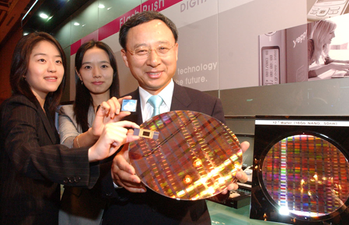 삼성전자가 지난 8월 24일 세계 최초로  50나노·16Gb 낸드플래시를 개발했다.