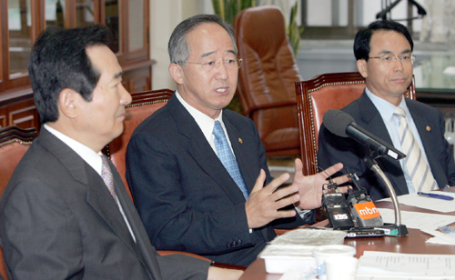 정세균 열린우리당 원내대표, 오영교 행자부 장관, 진대제 정통부 장관(왼쪽부터) 등이 당정협의회에서 인터넷 민원서류 발급의 문제점과 관련해 대책을 논의하고 있다.