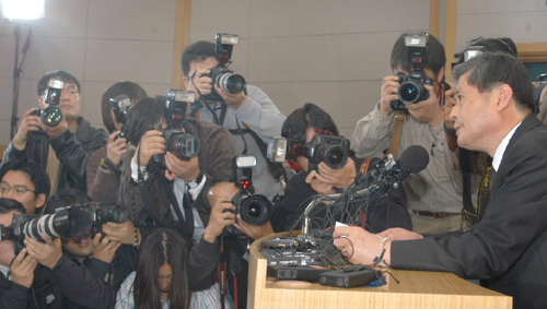 황우석교수의 줄기세포 연구 논문 조작 의혹이 서울대학교 조사 결과 사실로 드러나면서 전세계를 경악케 했다. 