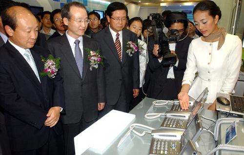 지난 10월 서울 여의도 KT사옥에서 개통식을 가졌던 옥타브컨소시움의 시범서비스를 노준형 정통부 차관과 남중수 KT 사장(왼쪽부터) 등이 관심있게 지켜보고 있다.