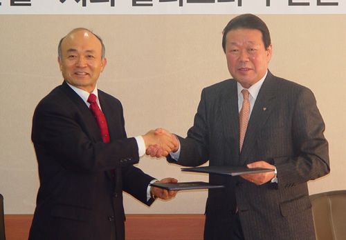 김성권 반월·시화단지 혁신클러스터 추진단장(왼쪽)과 김인환 기업은행 전무이사가 경영컨설팅 지원업무 협력 협약을 체결하고 악수를 나누고 있다.