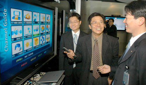 27일 KT 여의도 미디어센터에서 열린 IP 미디어 시연회에서 이상훈 부사장(가운데)이 직원들과 함께 시연하고 있다.