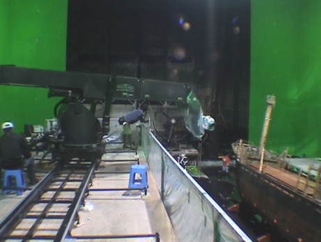 ETRI 연구진이 모션 컨트롤 카메라를 이용, 영화 ‘태풍’의 화물선을 촬영하고 있다.