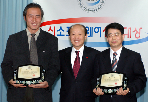 12월 신소프트웨어상품대상 시상식이 28일 정보통신부에서 열린 가운데 수상자로 선정된 최두일 아이뮤직소프트 대표(왼쪽)와 주영근 쉬프트정보통신 대표(오른쪽)가 노준형 차관(가운데)으로부터 상패를 받았다.