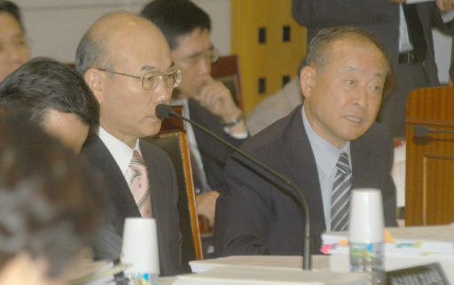 내년 케이블TV 인수합병 시장은 방송위원회의 SO 소유 권역 제한 여부가 관건으로 예상된다. 사진은 국회 국정감사장에 참석한 노성대 방송위원장(오른쪽)과 이효성 부위원장(가운데).