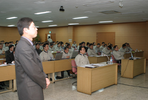28일 LS전선 안양공장에서 열린 ‘품질반성회’에서 100여명의 임직원들이 제품품질 반성 사례를 듣고 있다.