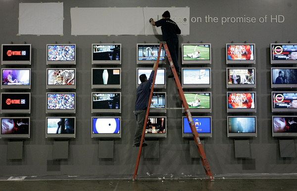 5일 라스베이거스에서 개막하는 CES가 임박한 가운데 소니 부스의 인부들이 평면TV를 설치하는 등 마지막 손질을 하고 있다