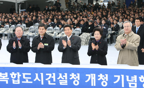 노무현 대통령이 12일 충남 연기군 ‘행정중심복합도시 건설청 개청식’에 참석, 터치 버튼을 누른뒤 박수를 하고 있다.