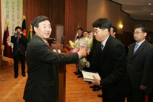 김준기 동부그룹 회장이 박진원 동부아남반도체 상무에게 경영대상을 수여하고 있다.