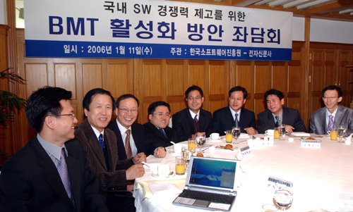 국내 SW기업의 품질 경쟁력 확보와 국산 SW 구매를 촉진하기 위한 ‘BMT(Bench Marking Test) 활성화 방안 좌담회’가 한국소프트웨어진흥원과 전자신문사 공동 주관으로 11일 소공동 롯데호텔에서 열렸다.