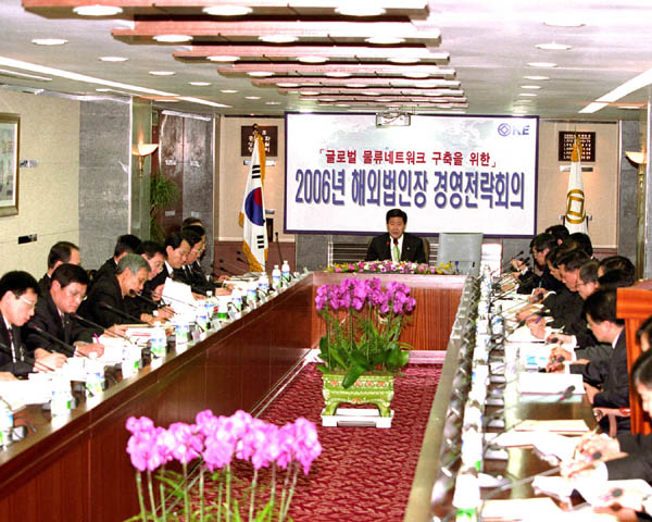 31일 서울 중구 대한통운 본사에서 이국동 대한통운 사장(중앙)과 해외법인장들이 국제 물류 네트워크 구축 강화를 골자로 한 경영전략회의를 진행하고 있다. 