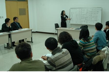 경북테크노파크 직원들이 중국어 강사를 초빙, 중국어 회화 교육을 받고 있다.