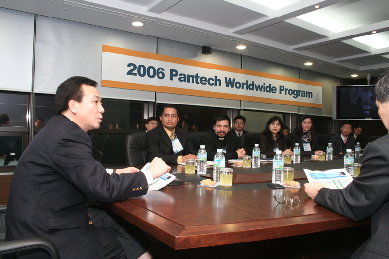 박병엽 팬택계열 부회장이 글로벌 교육과정에 참여한 현지 채용인들과 간담회를 갖고 회사 발전방향을 논의하고 있다.