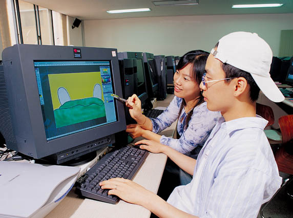 호남대 정보통신대학 학생들이 디지털 콘텐츠를 제작하기 위해 컴퓨터 디자인 수업을 하고 있다.