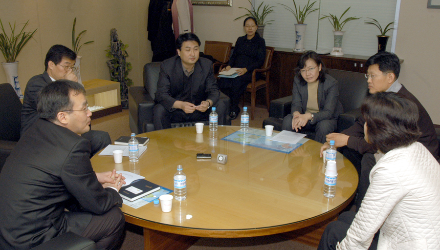 전자신문은 한국인터넷진흥원·한국인터넷기업협회와 공동으로 ‘책임지는 인터넷문화 조성’을 주제로 ‘업그레이드 인터넷을 위한 지상토론회’를 지난 28일 한국인터넷진흥원에서 개최했다. 