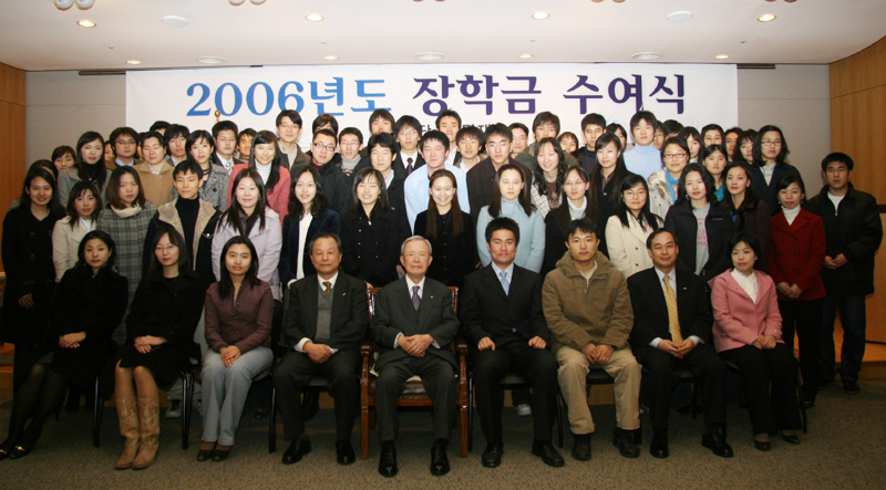 삼양사 본사에서 열린 양영재단과 수당재단 장학금 수여식에서 장학생들과 관계자들이 기념촬영을 하고 있다. 앞줄 가운데가 김상홍 재단이사장.