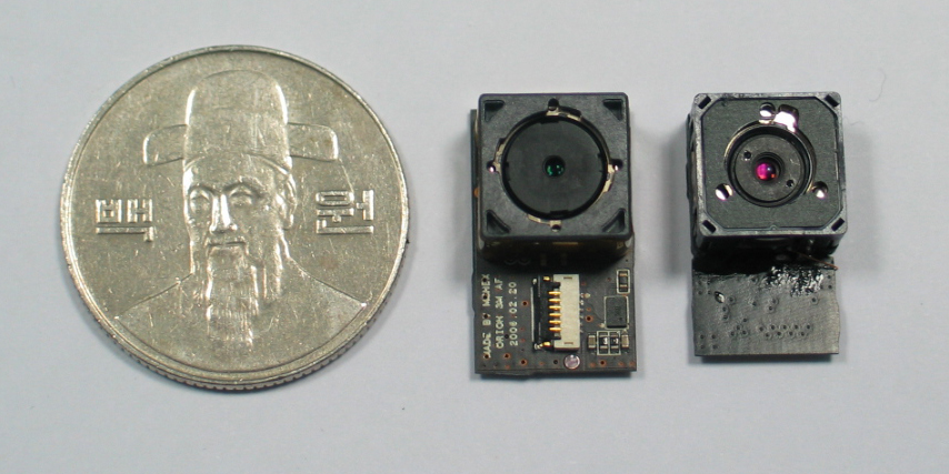 엠씨넥스가 개발한 200만 화소(오른쪽) 및 300만 화소 카메라모듈. 자동초점 기능이 있으면서도 두께는 단일초점 제품 정도에 불과하다