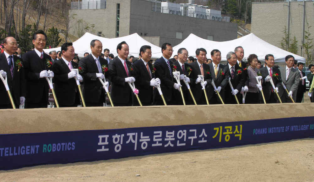 국내 최초의 독립법인 연구소인 ‘지능로봇연구소’가 23일 포스텍에서 기공식을 가졌다. 이의근 경북도지사(왼쪽에서 여섯번째), 김종갑 산업자원부 차관(일곱번째), 박찬모 포스텍 총장(여덟번째) 등이 시삽을 하고 있다. 