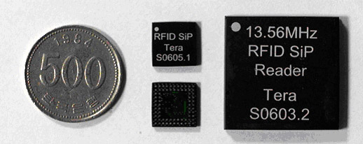 KAIST와 충북대가 공동 개발한 RFID 리더 SiP의 크기를 500원짜리 동전(왼쪽)과 비교했다. 중간 칩이 안테나 외장형이고 오른쪽 칩이 안테나 내장형이다.