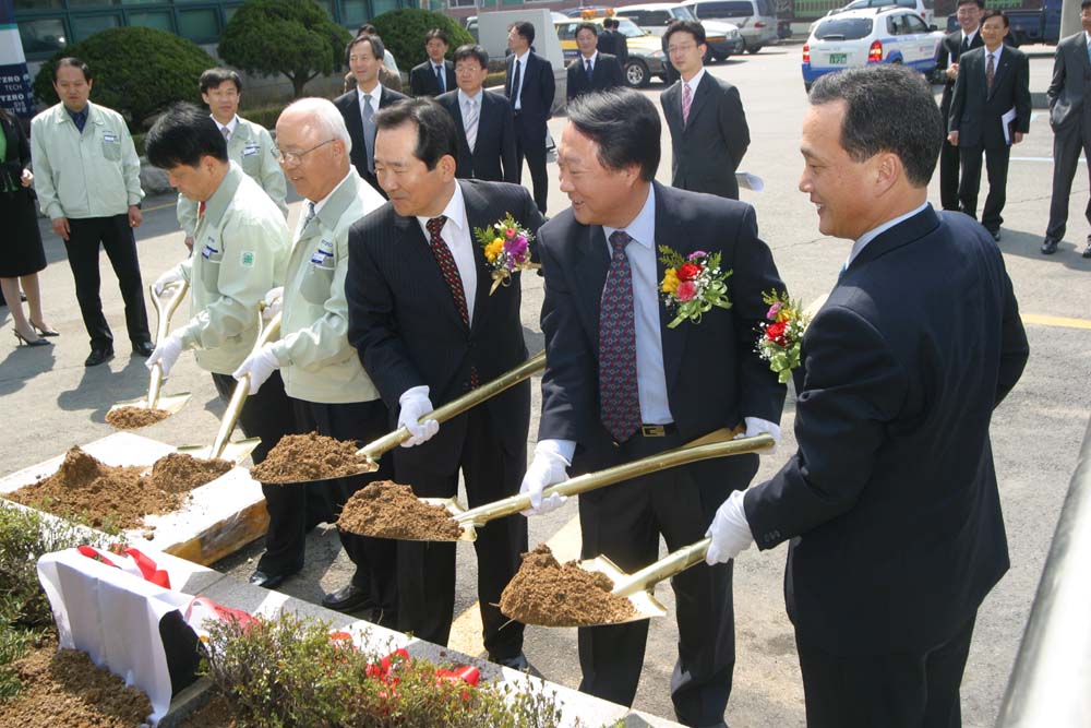 정세균 산업자원부 장관이 5일 중전기기 업체 비츠로테크를 방문, 회사 경영진 등과 기념 식수를 했다. 왼쪽부터 장태수 비츠로그룹 부회장, 장순명 명예회장, 정 장관, 김칠두 한국산업단지공단 이사장, 이태용 산자부 국장.