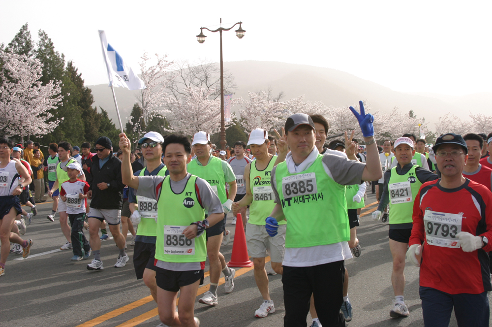 KT대구본부, 8일 마라톤으로 거둔 기금 1천여만원 소년소녀가장에 전달